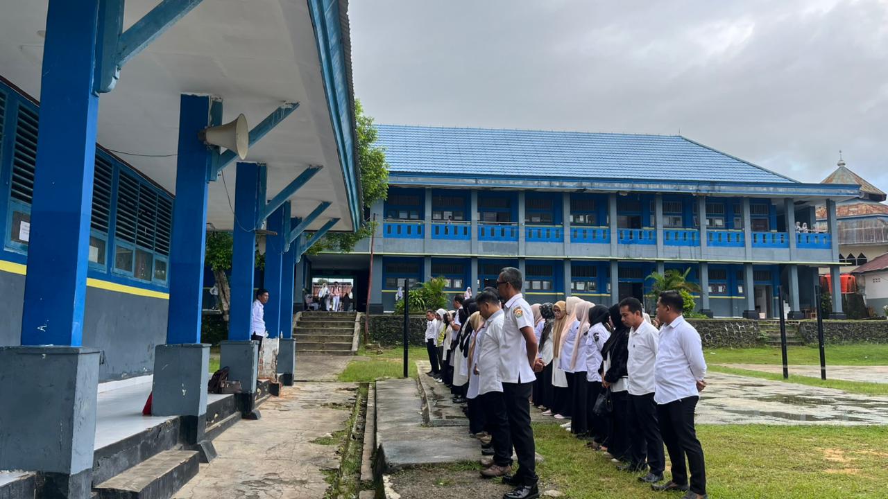 Agenda Apel Pagi Guru di SMA Negeri 1 Raha